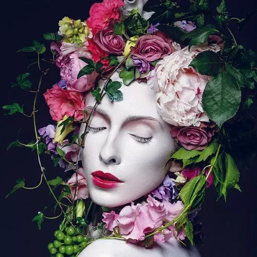Πίνακας Γυάλινος Όμορφη Γυναίκα Με Λουλούδια